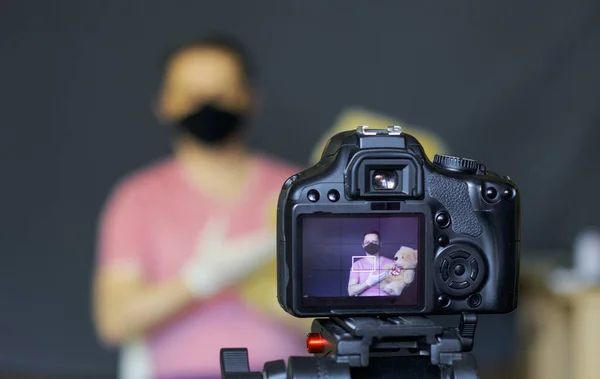 Blogueur Dans Masque Protection Prend Des Photos Lui Caméra Annonce — Photo