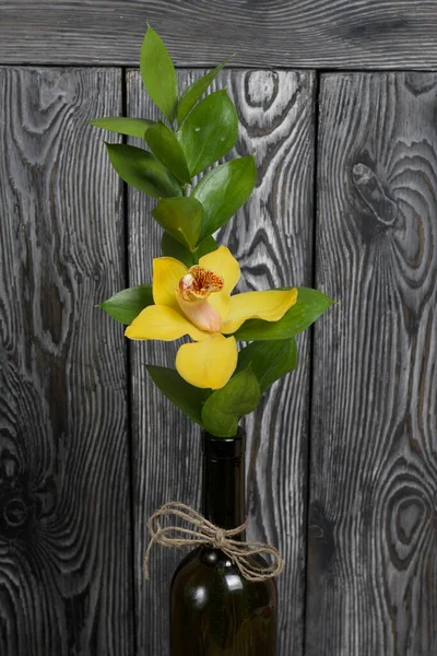 Cam Bir Şişede Cymbidium Orkide Çiçeği Boyalı Çam Ağaçlarının Arka — Stok fotoğraf