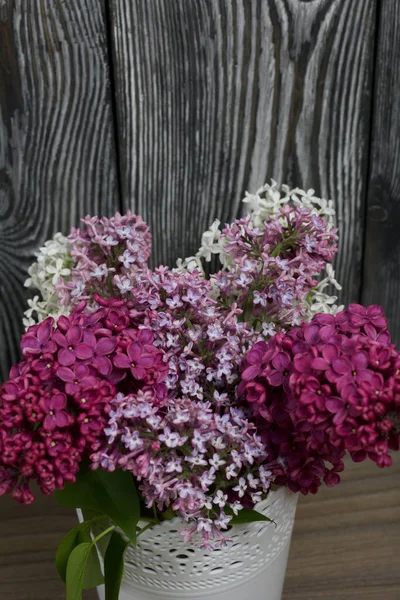 Bouquet Lilas Différentes Couleurs Sur Fond Planches Pin Peintes — Photo