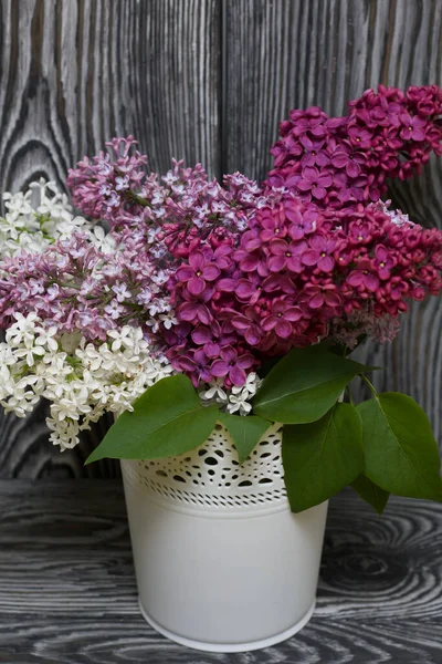 Bouquet Lilas Différentes Couleurs Sur Fond Planches Pin Peintes — Photo