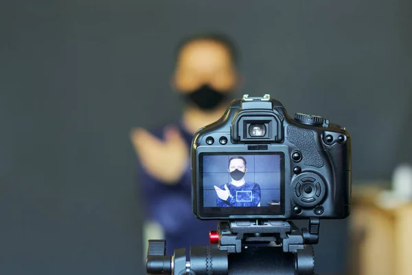 Blogueur Dans Masque Protection Prend Des Photos Lui Caméra Concentrez — Photo