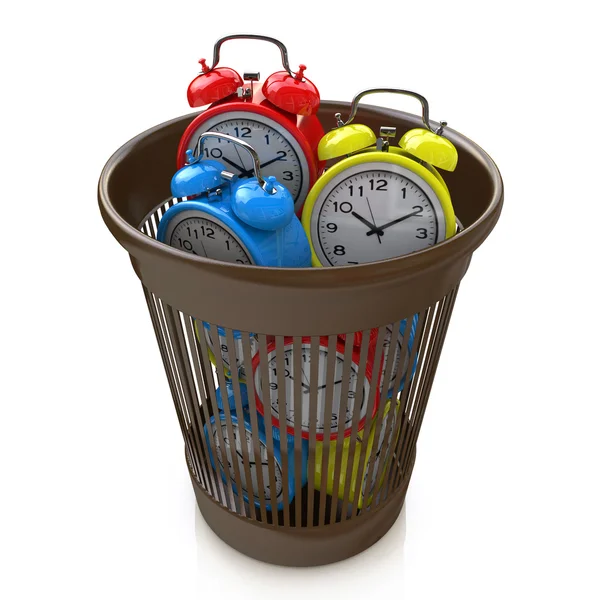 無駄時間の概念: ゴミ箱の中の目覚まし時計 — ストック写真