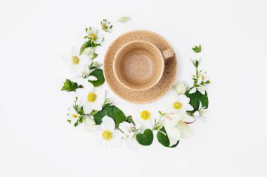 Bir Hilal ve güzel bir bardakta şeklinde bahar çiçekleri