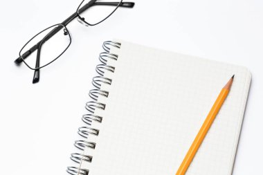 Öğrenci yarıyıl not defteri ile gözlük