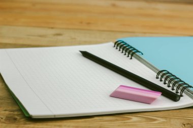 Yeşil defter kalem ile ahşap bir masa üzerinde