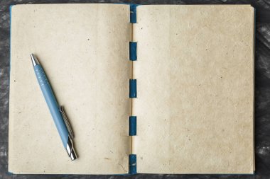 defter kağıt doku ve kalem ile