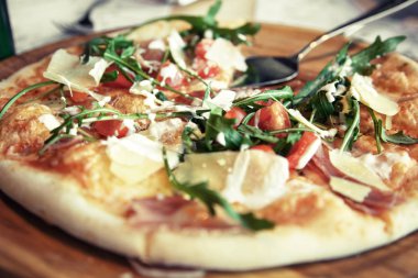 İtalyan pizza yapış peynir hakkında kapatın.