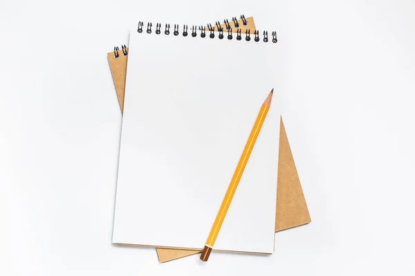 Beyaz masa ortada boş defter ile Üstten Görünüm.