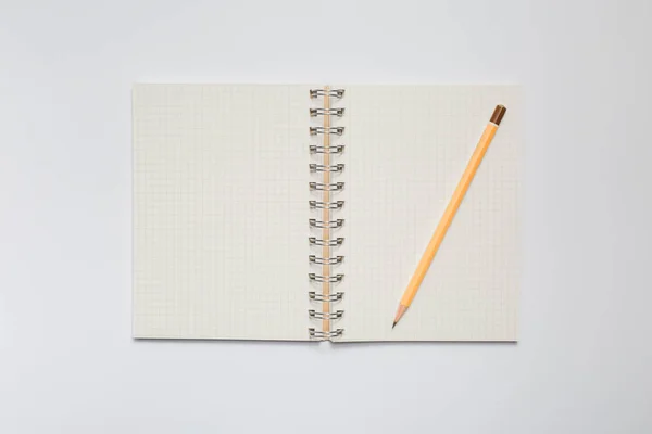 Cuaderno escolar con lápiz amarillo — Foto de Stock
