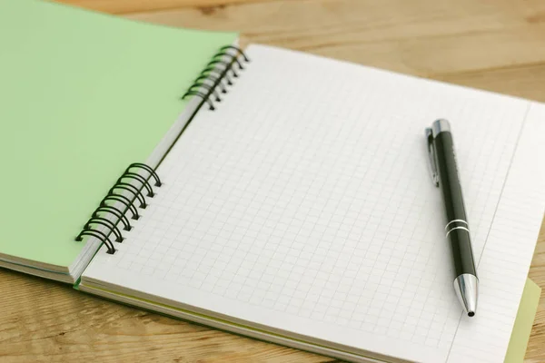 Cuaderno y pluma aislados en el blanco — Foto de Stock