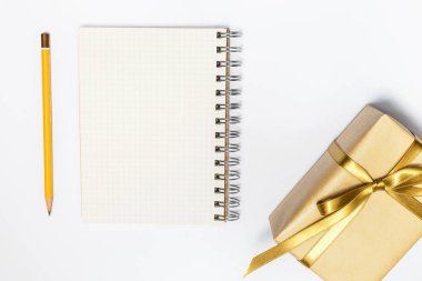 Tatil dekorasyon ve defter ile beyaz tablo, düz yatıyordu s
