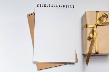 Beyaz zemin üzerinde bir hediye kutusu ile dizüstü bilgisayar