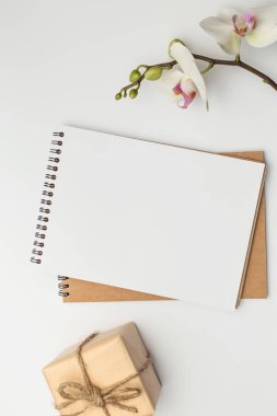 Güzel çiçek Tebrikler kavramı ile dizüstü bilgisayar