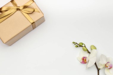 Beyaz arka plan üzerinde orkide çiçek hediye kutusu