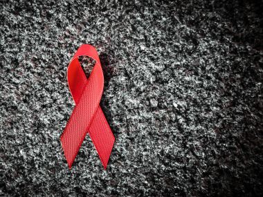 kırmızı kurdele granit üzerinde dünya gün kavramı AIDS.