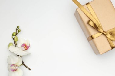 Beyaz arka plan üzerinde orkide çiçek hediye kutusu