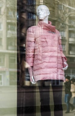 Moda evi içinde kadın mankenleri