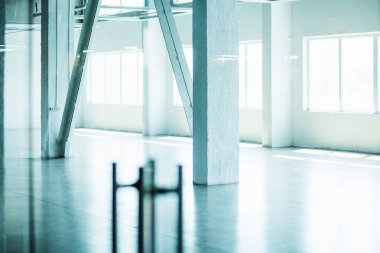 Büyük pencerelerin bulunduğu modern boş ofis alanı