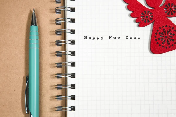 Feliz Ano Novo conceito, Notebook e caneta verde com vermelho de madeira a — Fotografia de Stock