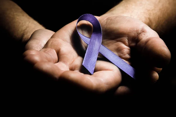 Mor aile içi şiddet farkındalık şerit holding eller mans