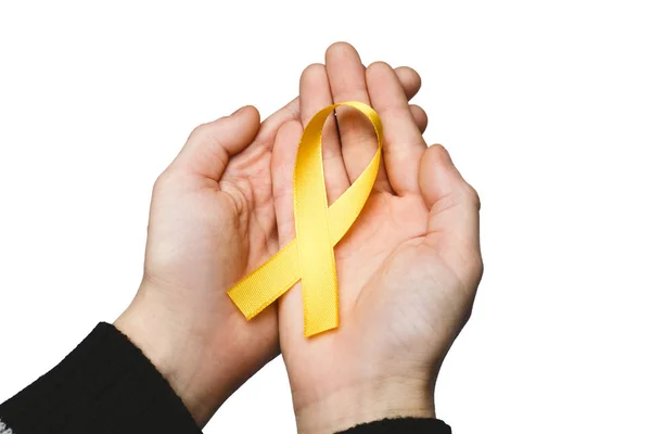 Ruban jaune dans les mains, symbole Cancer de la vessie, Sarcome, Bone can — Photo