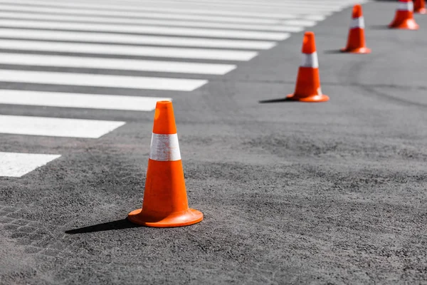 üst üste yakınındaki yaya çapraz duran turuncu trafik koni