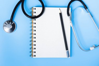 Stetoskop tıp kavramı mavi bir masada