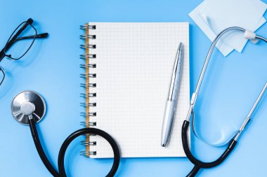 Stetoskop tıp kavramı mavi bir masada