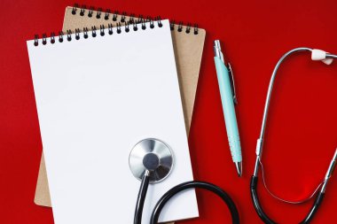 Kırmızı masadaki steteskop, konsept tıp