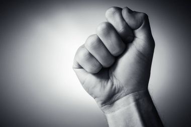 protesto etmek için düzenlenen yumruk