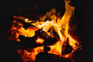 Geceleri şenlik ateşi