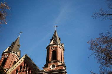 Mavi gökyüzü, kilisenin çatısı ile kilise