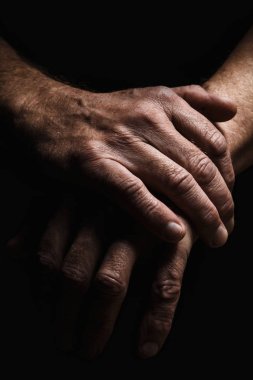 Yaşlı bir adamın avuç eller birlikte, sorunları hakkında düşündüm