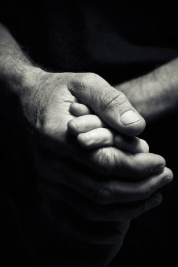 Yaşlı bir adamın genç bir adamın elini tutan eller.