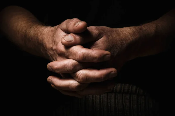 Yaşlı bir adamın avuç eller birlikte, sorunları hakkında düşündüm