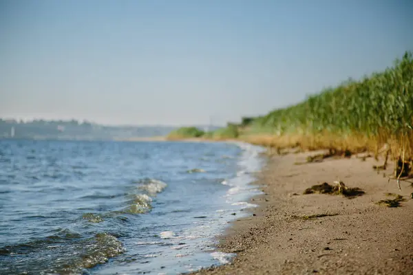 Mavi gökyüzü ile güneşli sabah nehirde — Stok fotoğraf