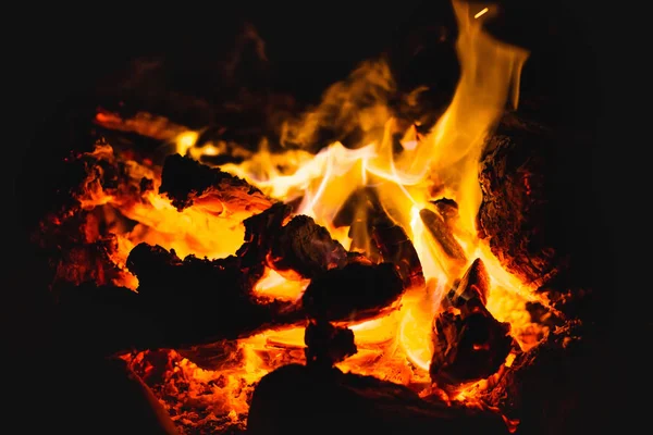 Geceleri şenlik ateşi