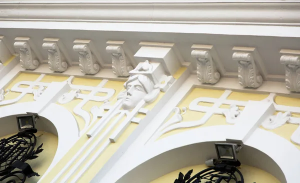 Bina cephe bir yüz şeklinde kalıp