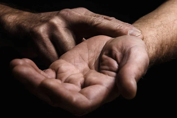 İki parmak nabız ölçme ile yaşlı bir adam elinde. Lo