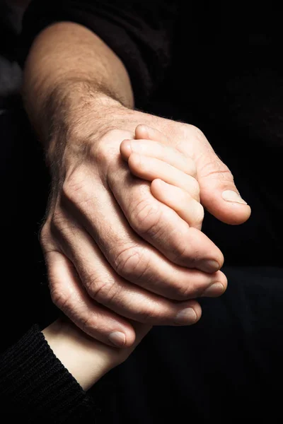 Ruce drží ruku mladšího muže staršího muže. — Stock fotografie