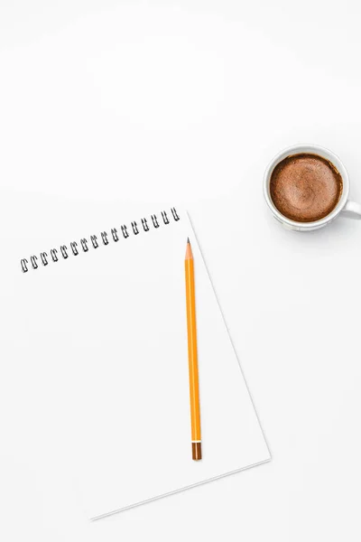 Notitieblok Voor Leerling Met Potlood Koffie Witte Tafel — Stockfoto