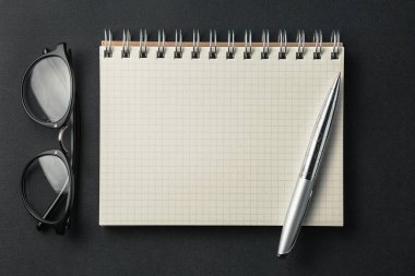 Siyah arkaplandaki okul defteri