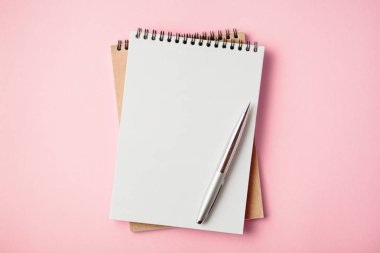 Öğrenci yarıyıl not defteri pembe bir arka plan üzerinde