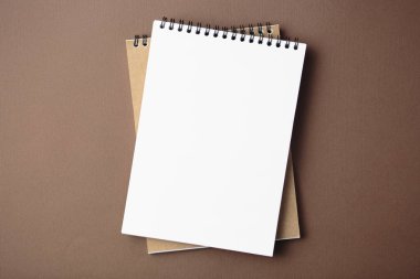 Öğrenci yarıyıl not defteri kahverengi zemin üzerine