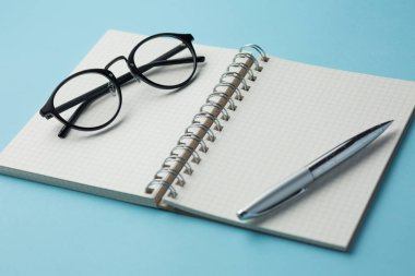 Öğrenci yarıyıl not defteri mavi bir arka plan üzerinde