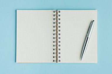 Öğrenci yarıyıl not defteri mavi bir arka plan üzerinde