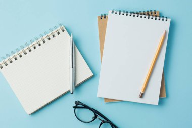 Öğrenci yarıyıl not defteri mavi bir arka plan üzerinde