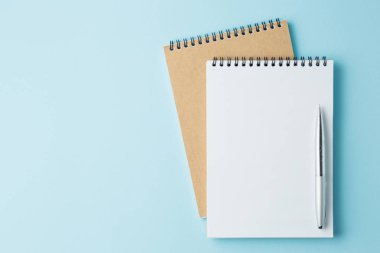 Öğrenci yarıyıl not defteri mavi bir arka plan üzerinde