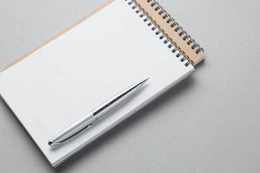 Öğrenci yarıyıl not defteri gri bir arka plan üzerinde