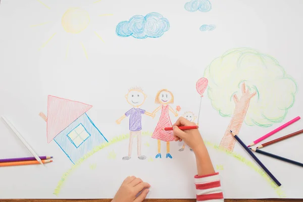 Bonito criança desenha casa e família no papel — Fotografia de Stock